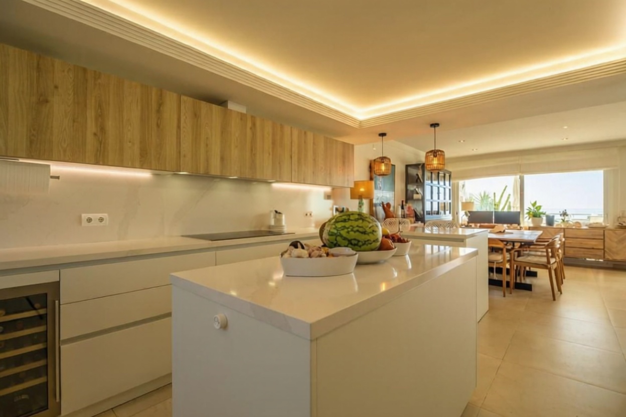 Ático en primera línea de mar en Estepona — Cocina
