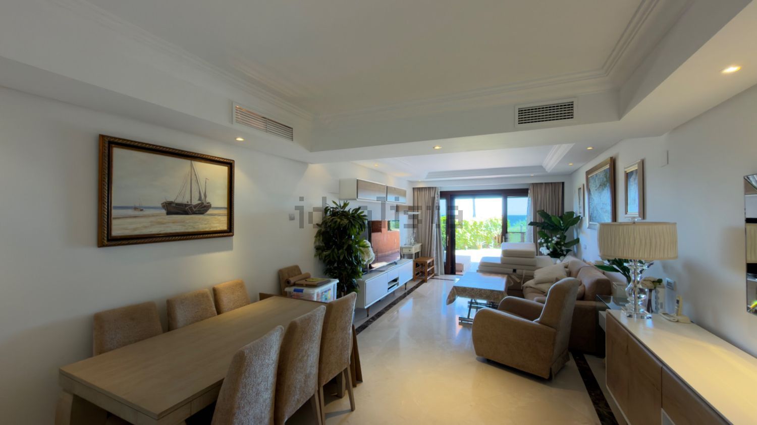 Apartamento em primeira linha de praia em Estepona — Sala