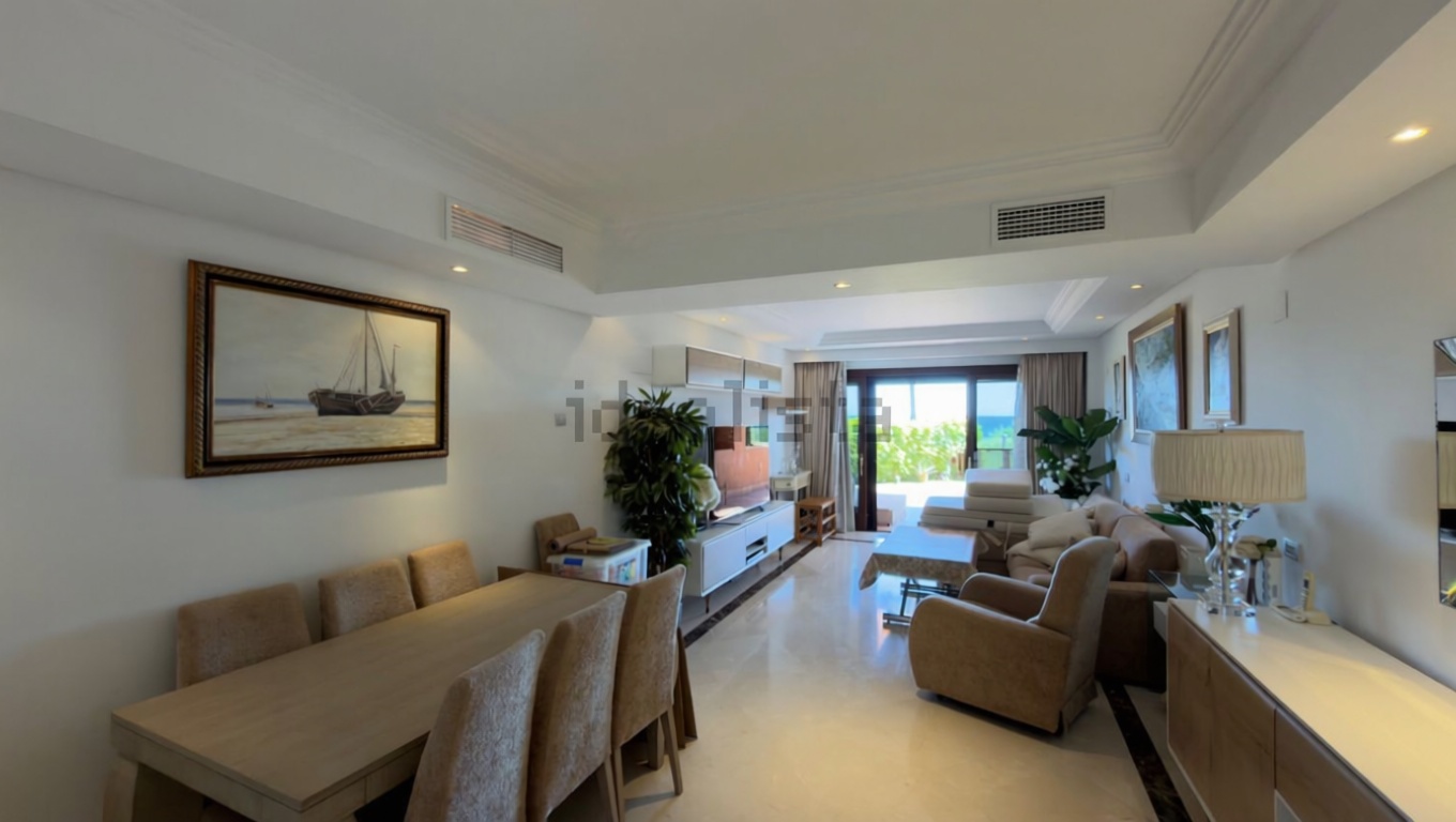 Beachfront flat in Estepona — Living room