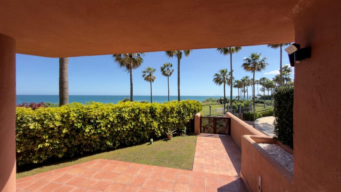 Beachfront flat in Estepona — Sea terrace