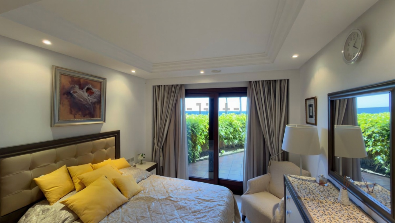 Beachfront flat in Estepona — Bedroom