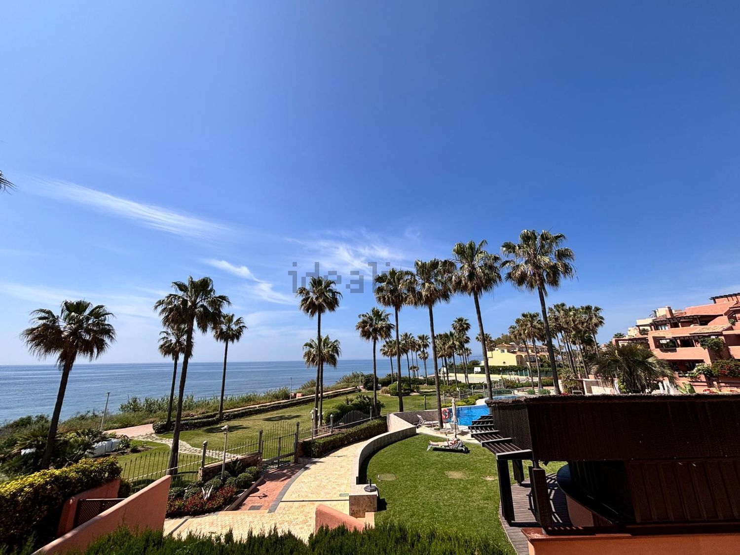 Appartement en première ligne de plage à Estepona — Vue mer