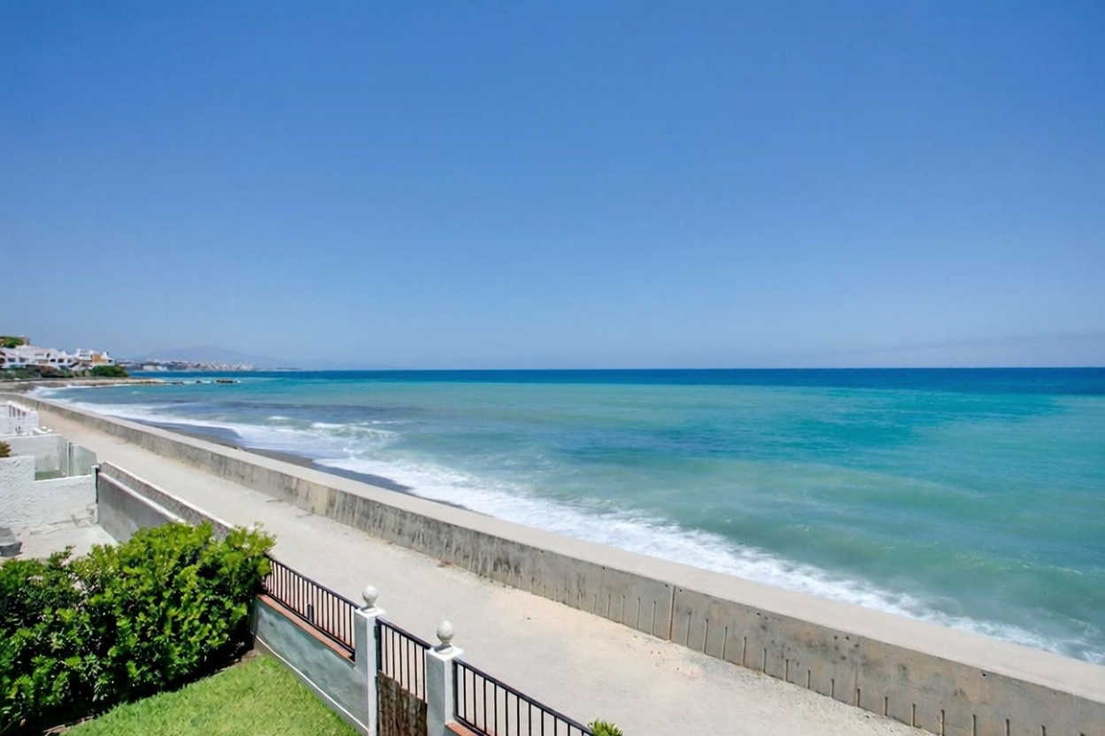 Chalet avec accès direct à la plage à Estepona — Vue mer