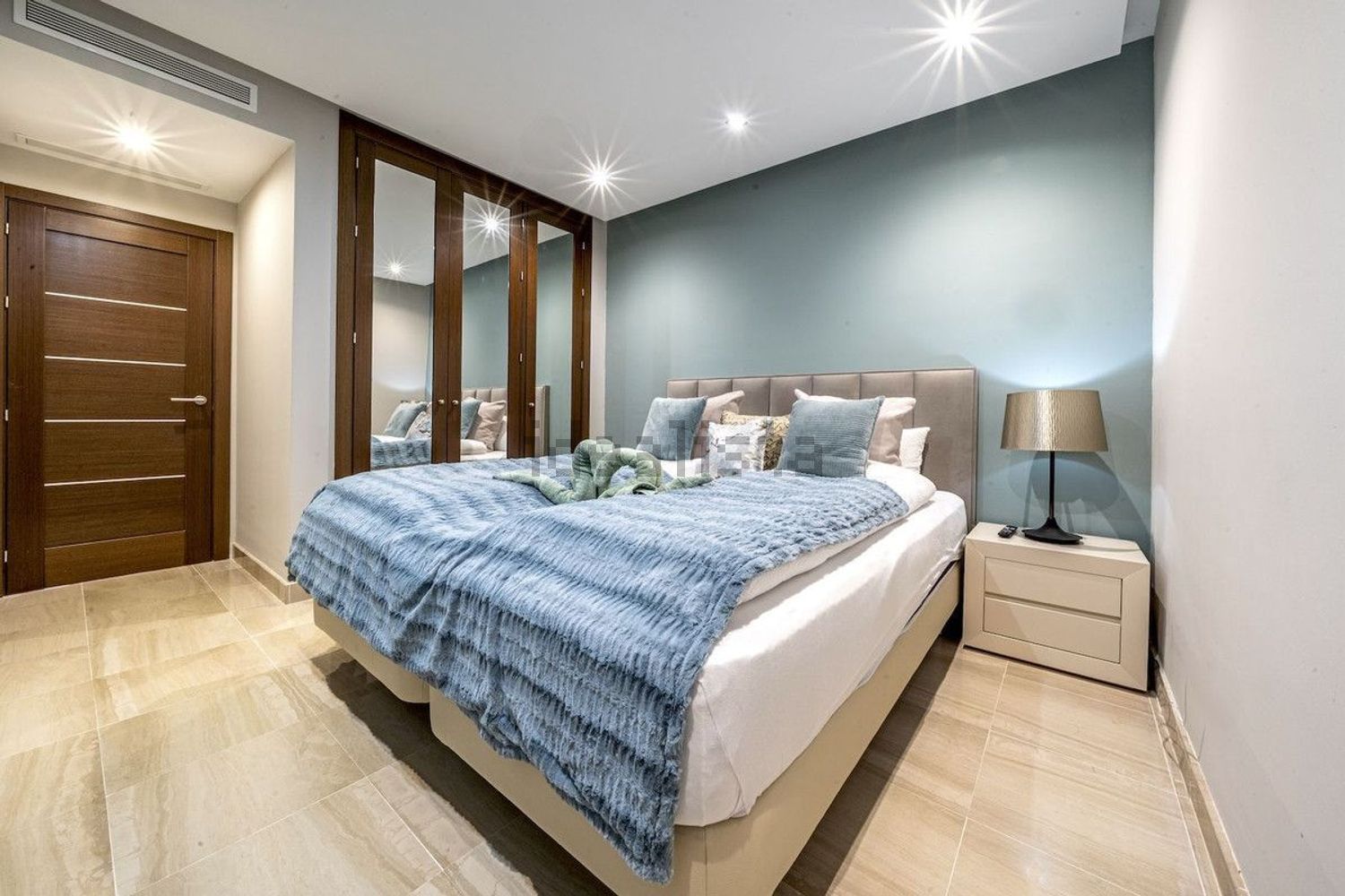 Piso en primera línea de playa en Estepona — Dormitorio