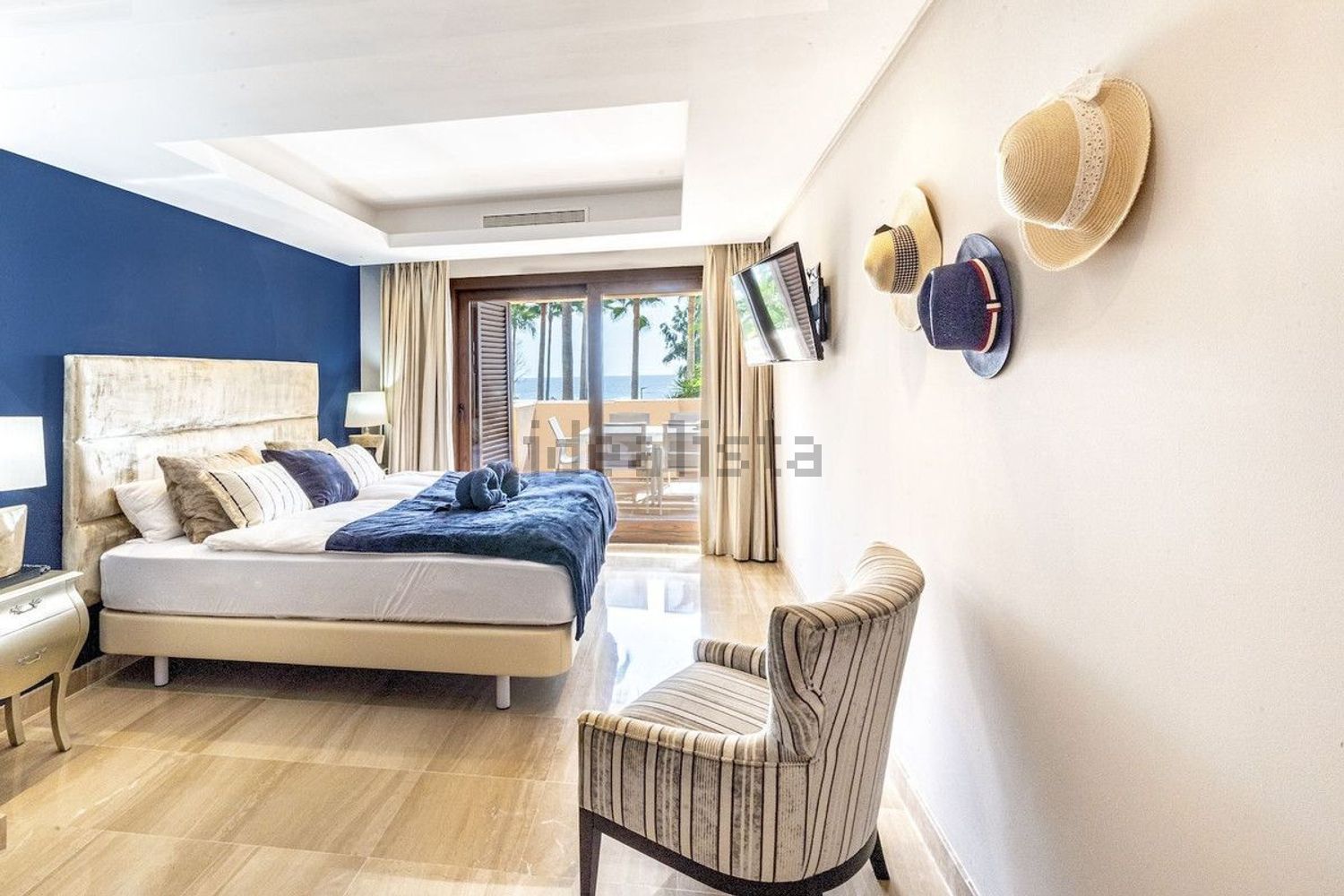 Piso en primera línea de playa en Estepona — Dormitorio