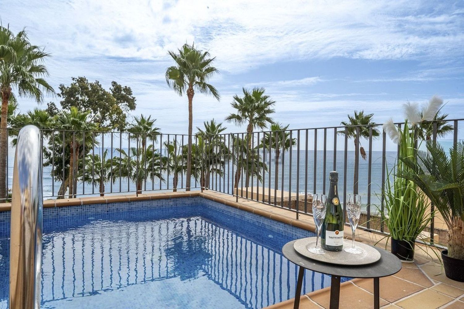Piso en primera línea de playa en Estepona — Vista mar