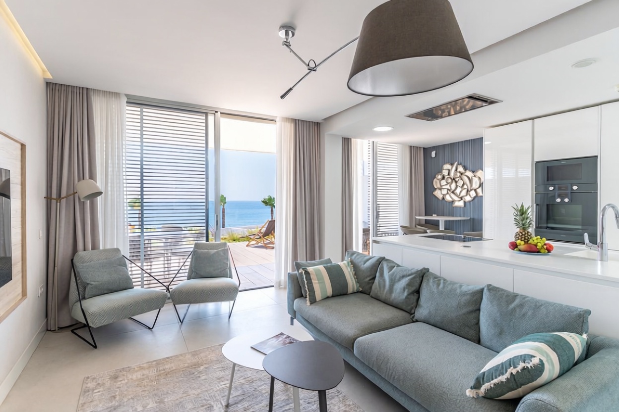 Wohnung in erste Strandlinie in Estepona — Wohnzimmer