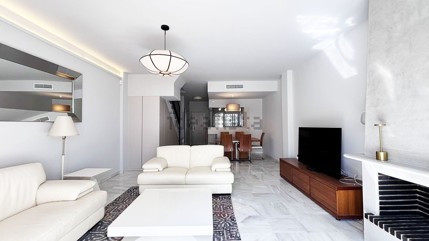 Chalet with direct beach access in Estepona — Living room