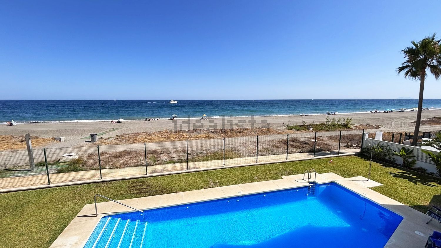 Chalet with direct beach access in Estepona — Bedroom