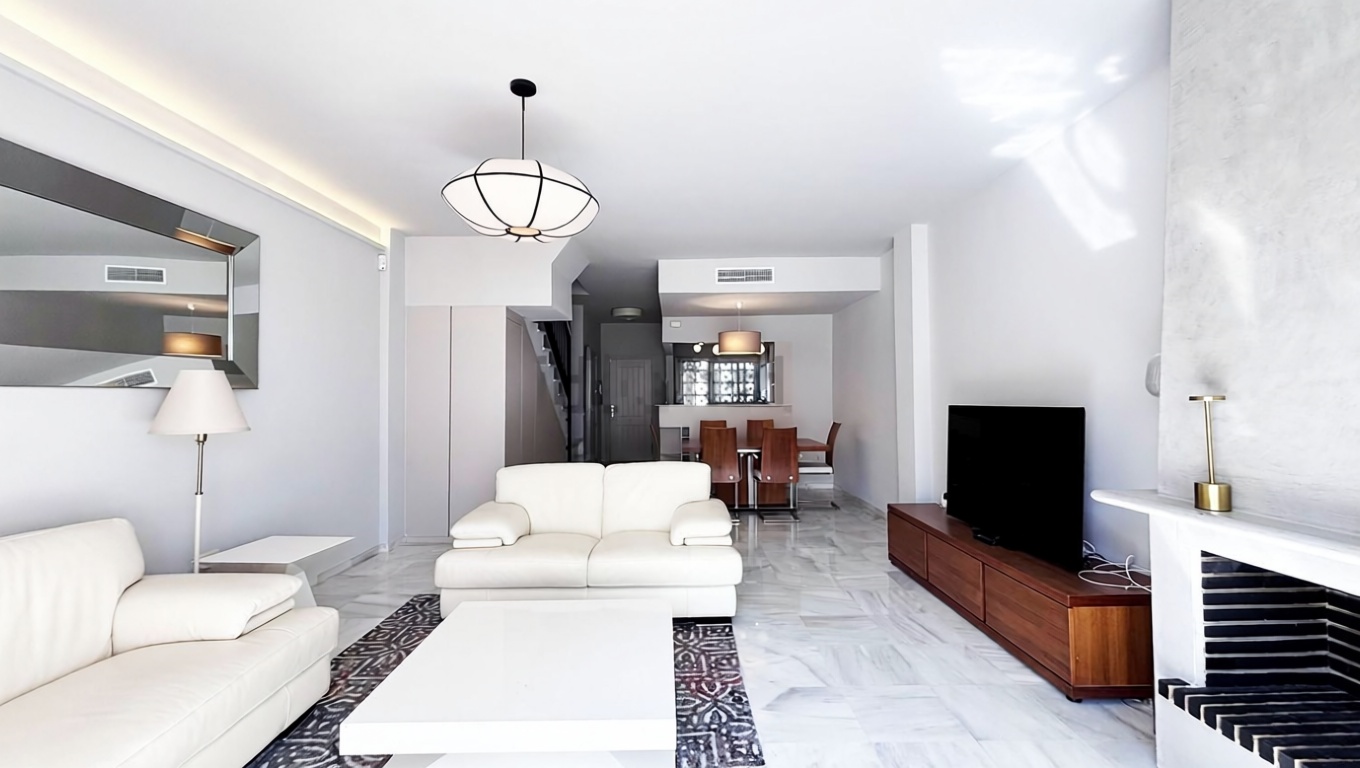 Chalet mit direkter Strandzugang in Estepona — Wohnzimmer