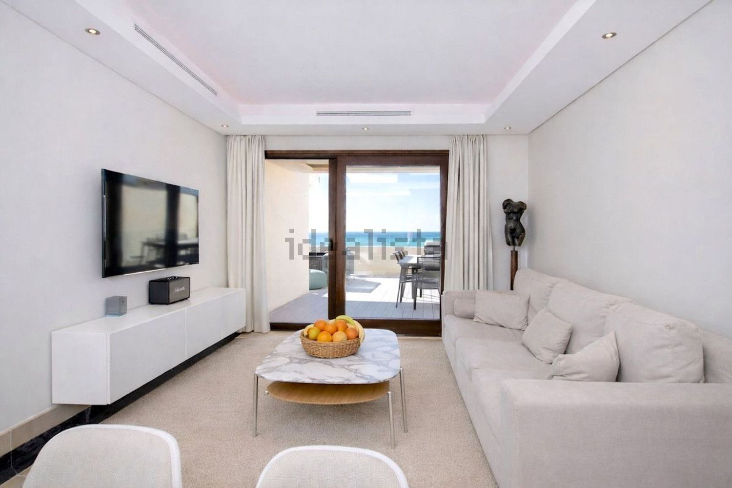 Beachfront duplex in Estepona — Living room