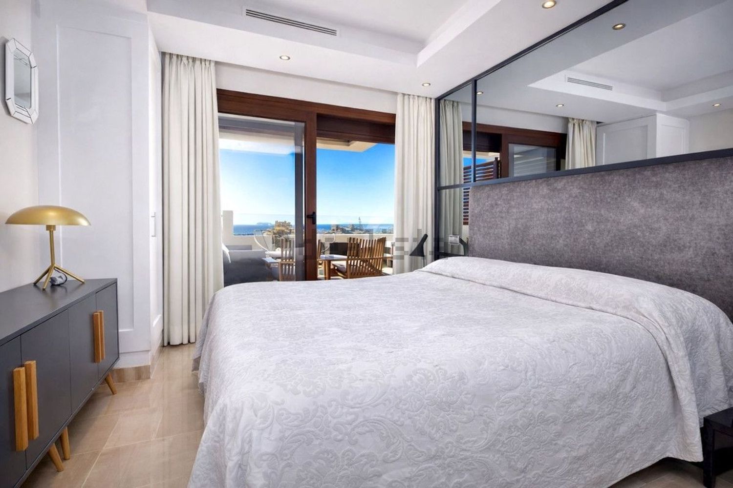 Beachfront duplex in Estepona — Bedroom