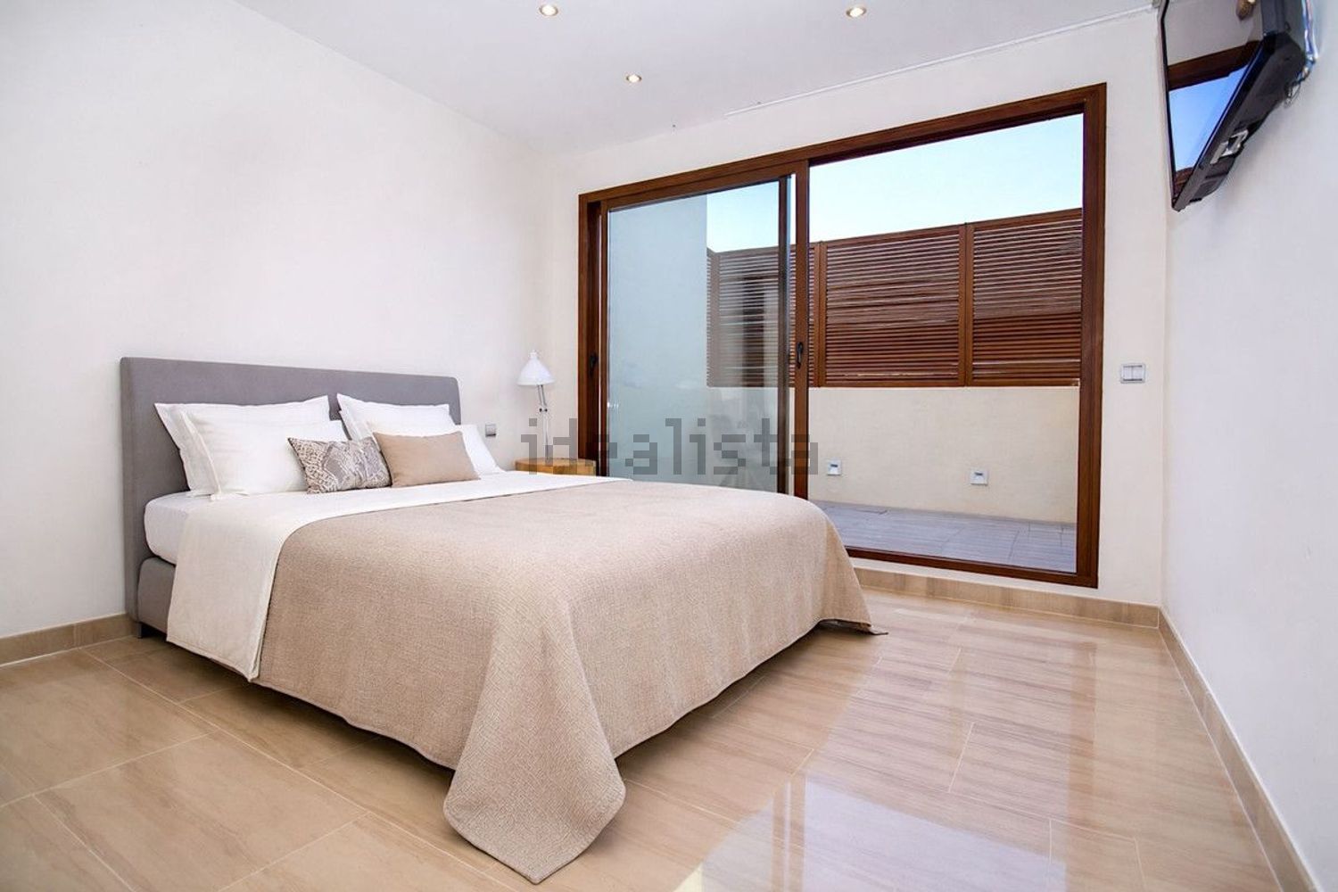 Beachfront duplex in Estepona — Bedroom
