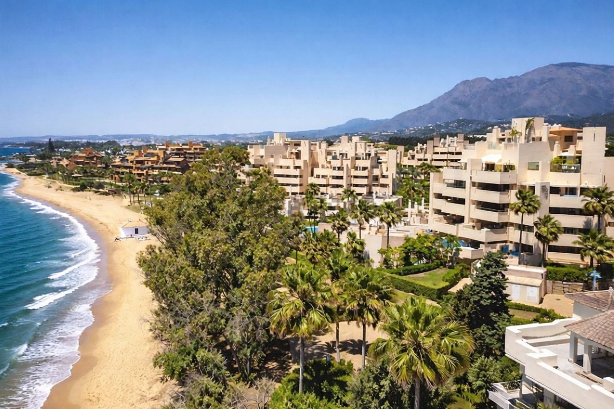 Dúplex en primera línea de playa en Estepona — Aérea