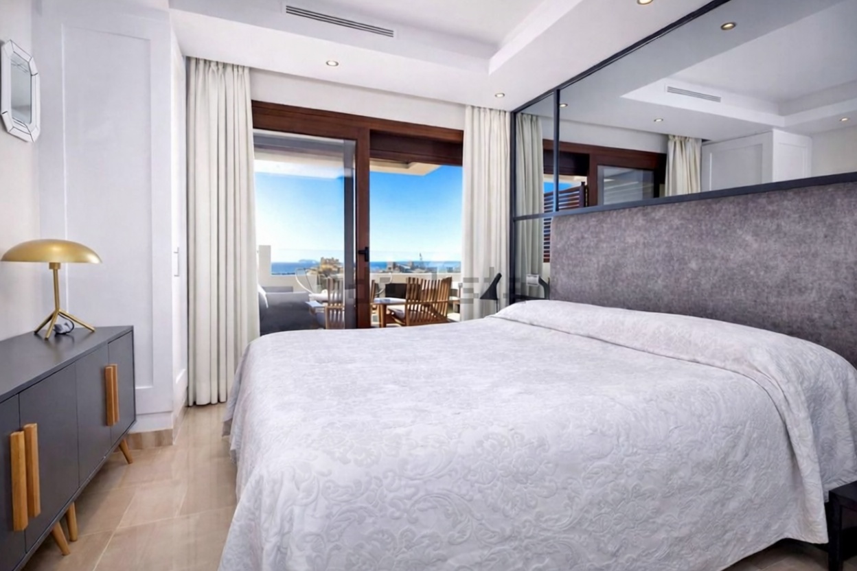 Dúplex en primera línea de playa en Estepona — Dormitorio