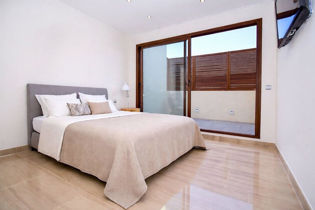 Dúplex en primera línea de playa en Estepona — Dormitorio