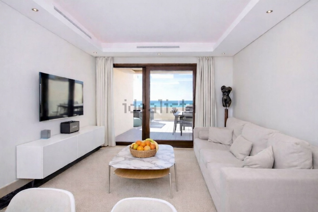 Dúplex en primera línea de playa en Estepona — Salón