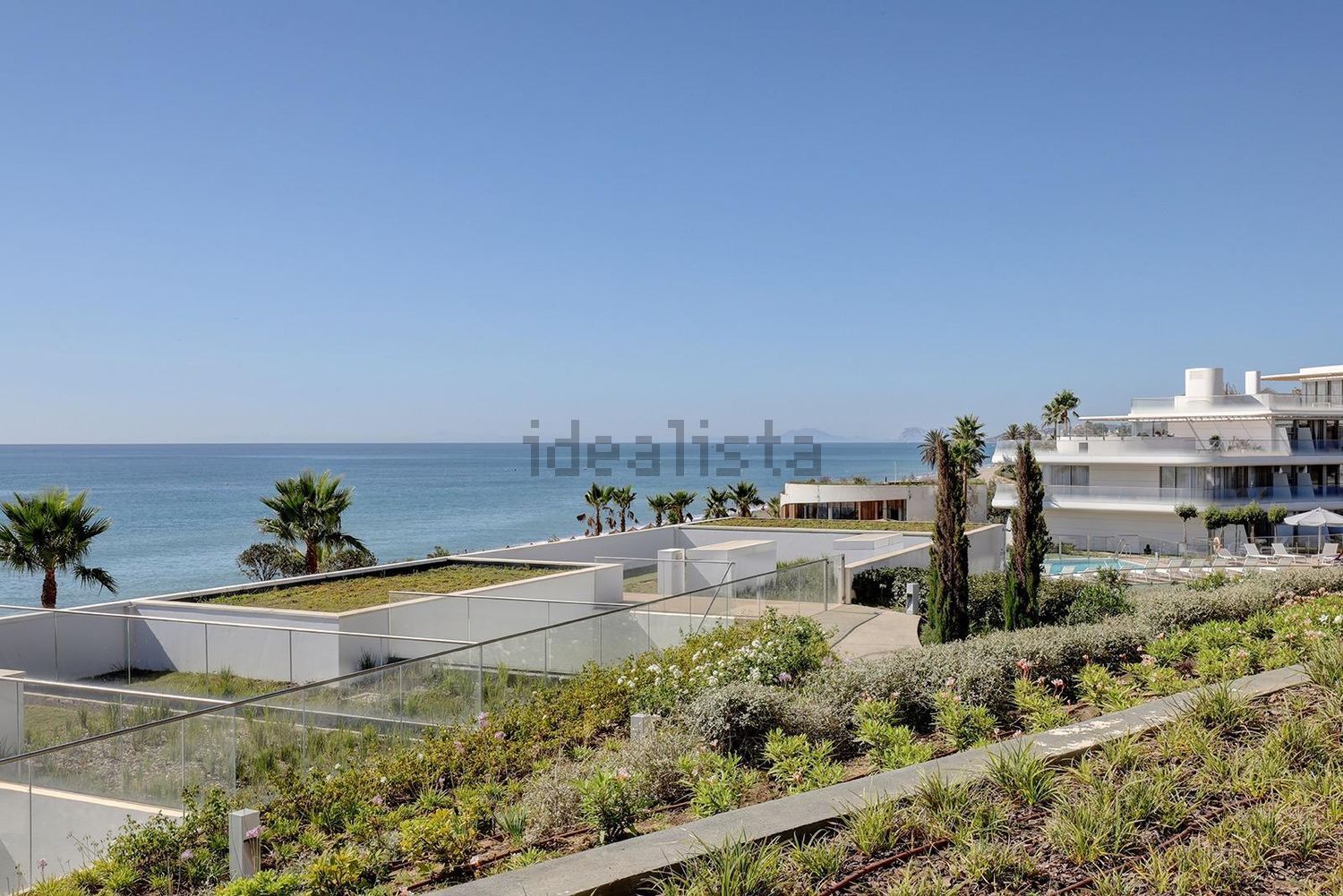 Piso en primera línea de playa en Estepona — Vista mar