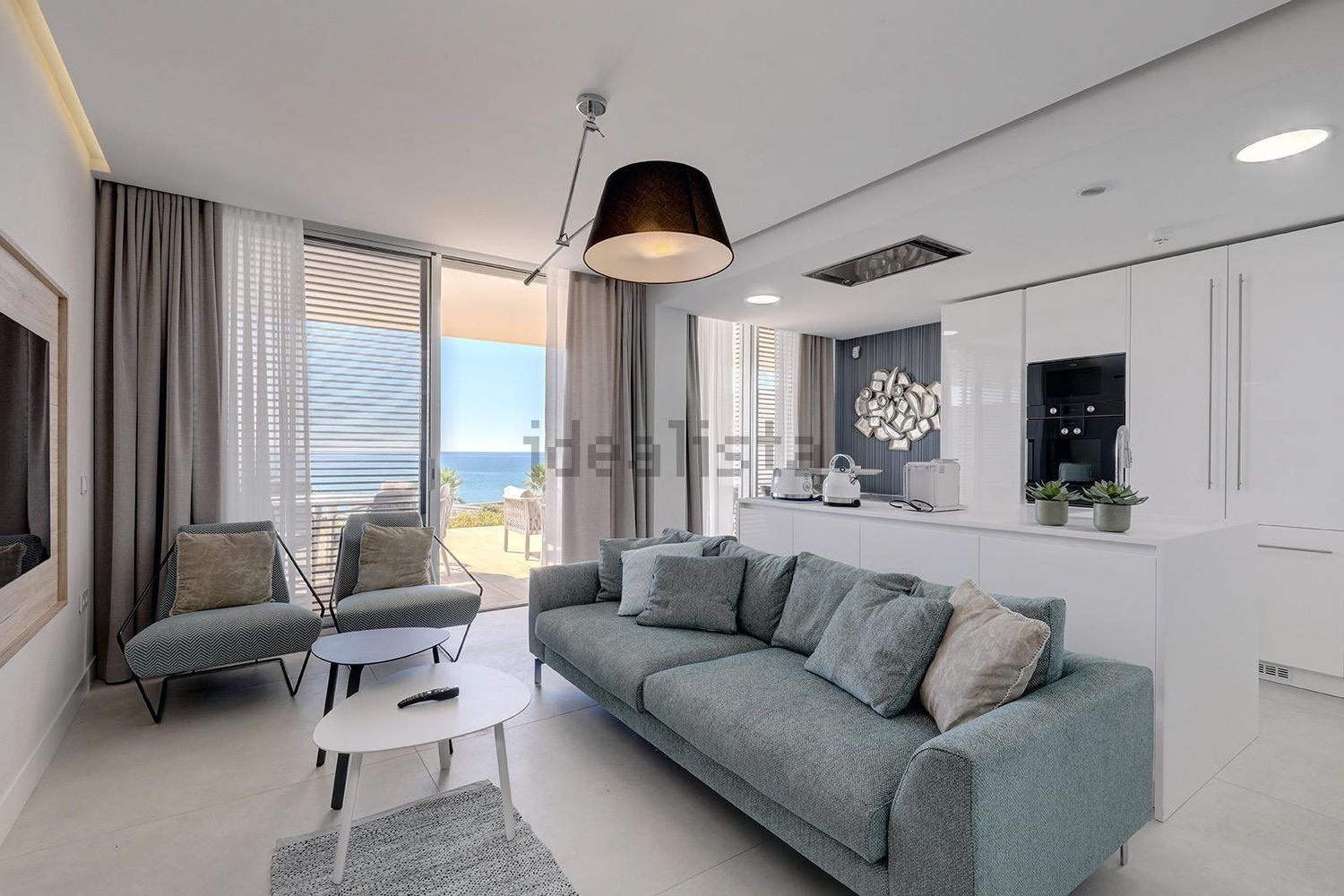Piso en primera línea de playa en Estepona — Cocina