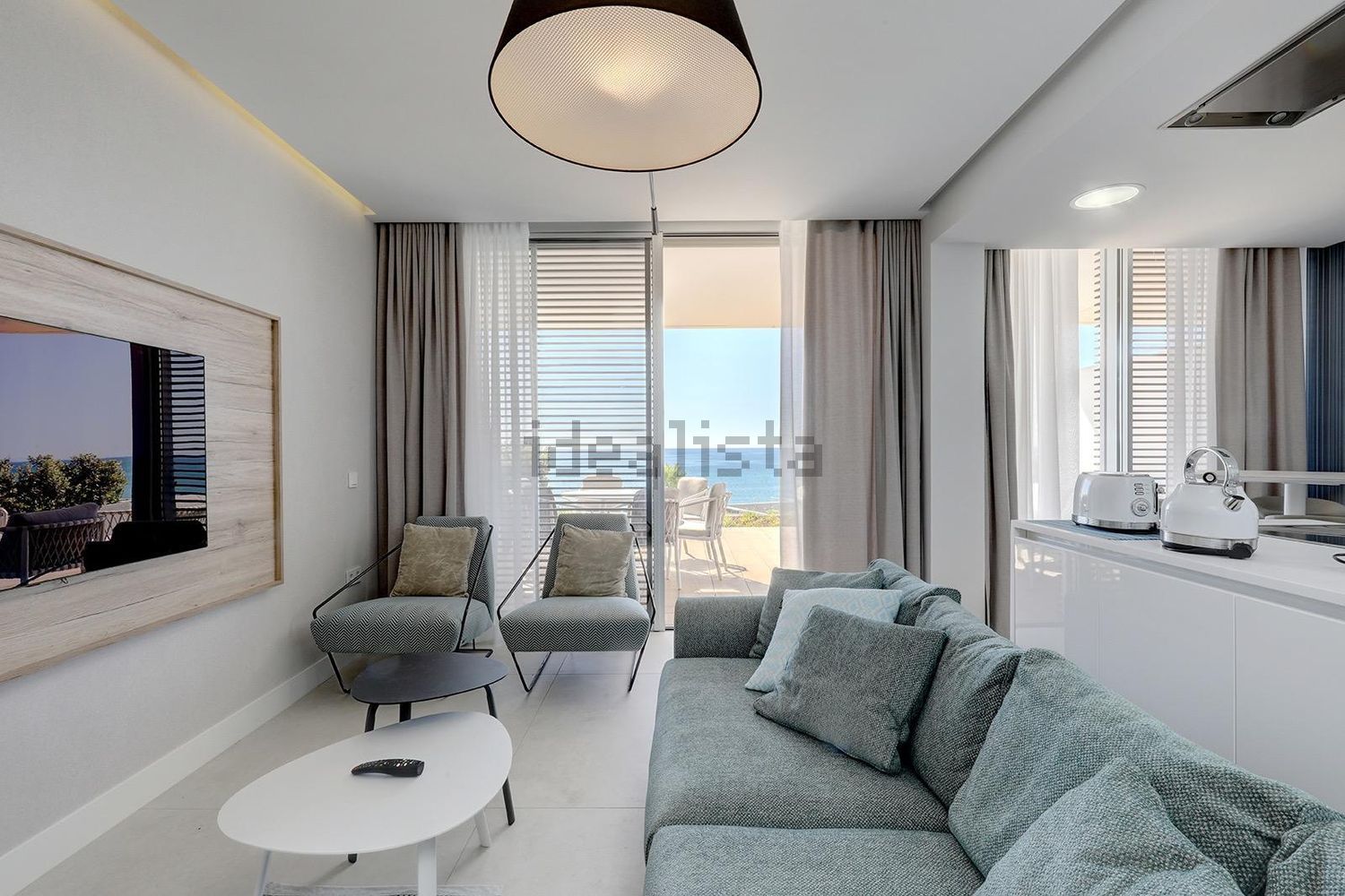 Piso en primera línea de playa en Estepona — Salón