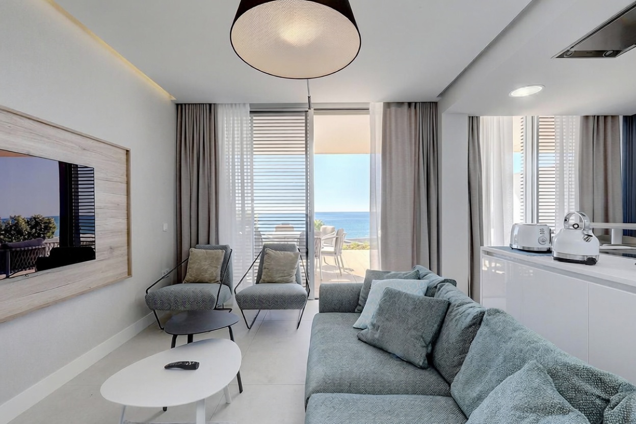 Wohnung in erste Strandlinie in Estepona — Wohnzimmer