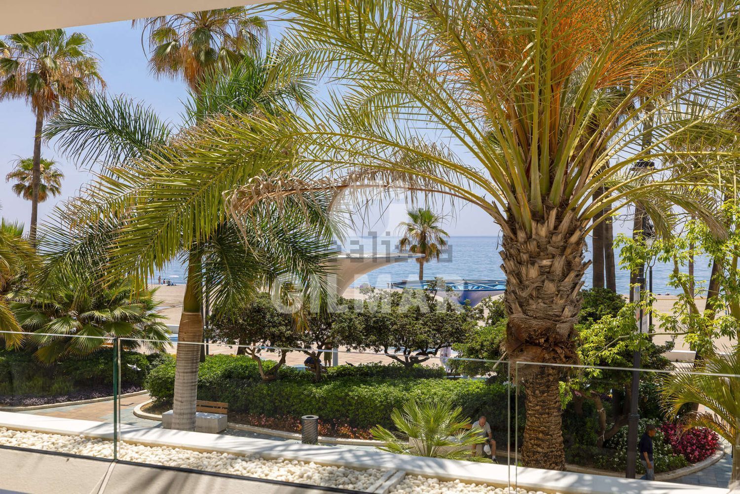 Beachfront flat in Estepona — Sea view