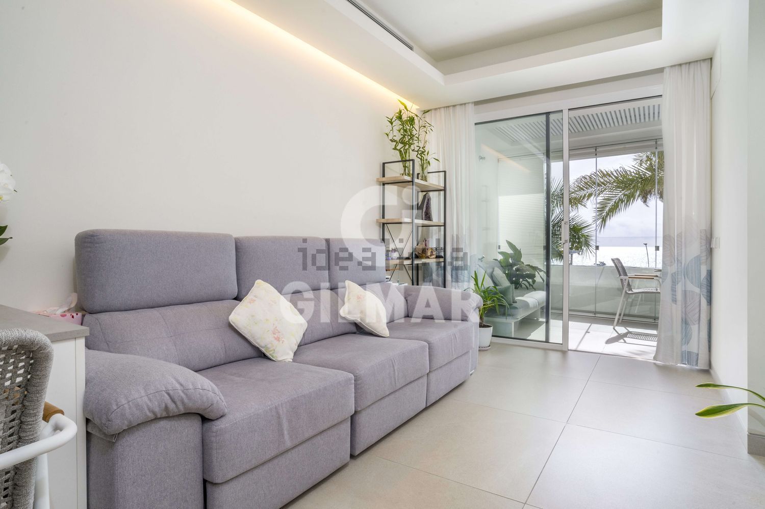 Beachfront flat in Estepona — Living room