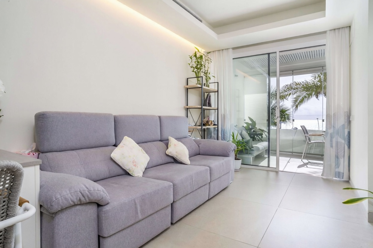 Wohnung in erste Strandlinie in Estepona — Wohnzimmer