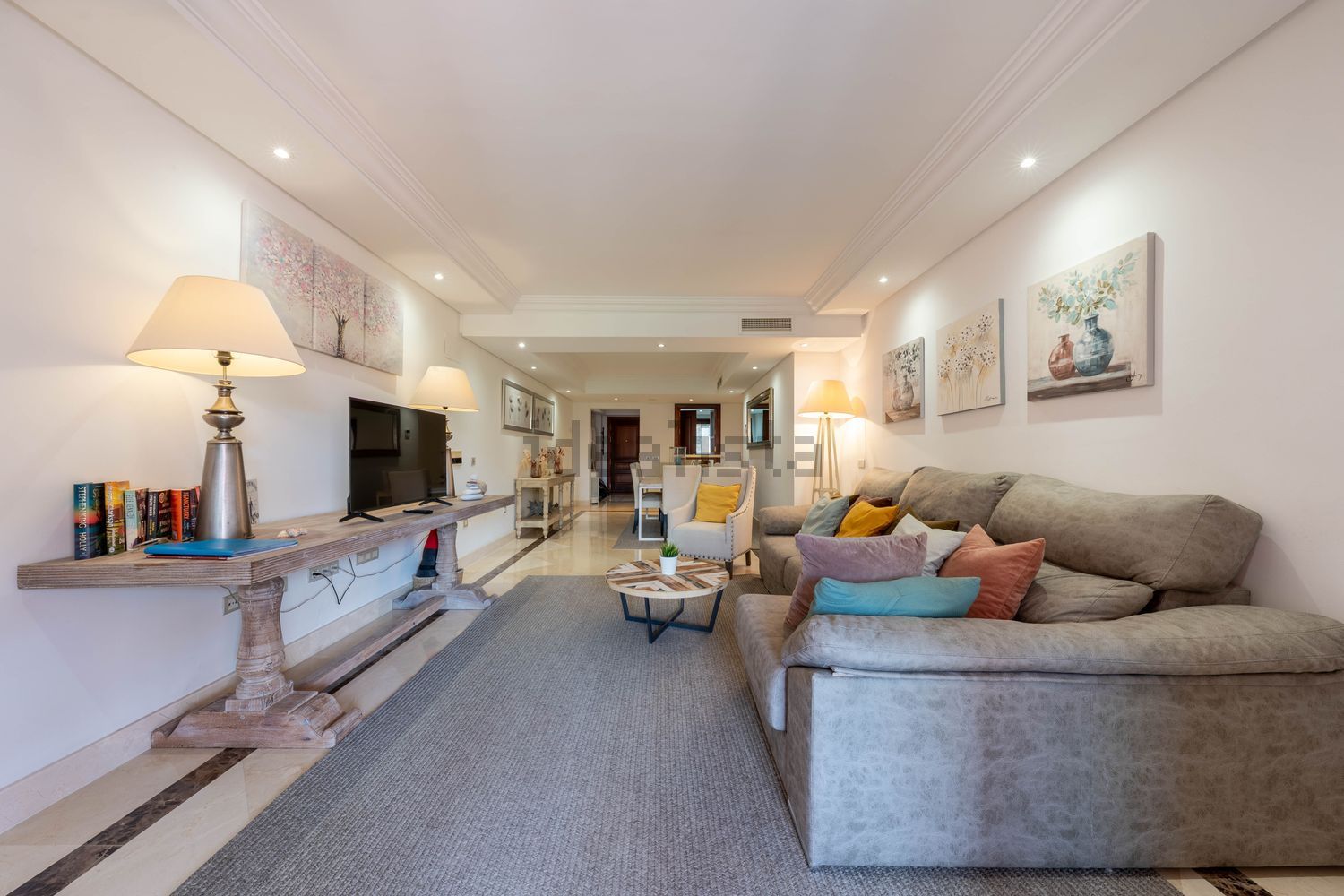 Apartamento em primeira linha de praia em Estepona — Sala