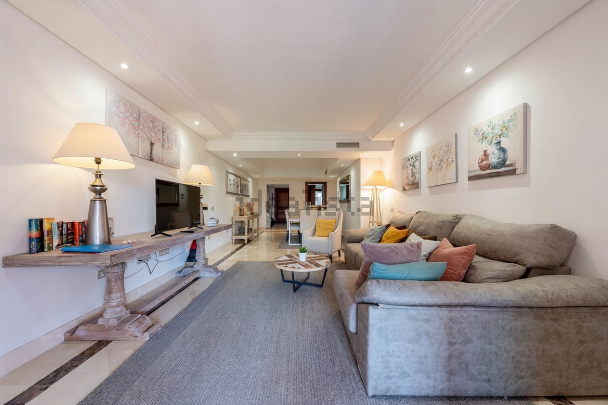 Wohnung in erste Strandlinie in Estepona — Wohnzimmer