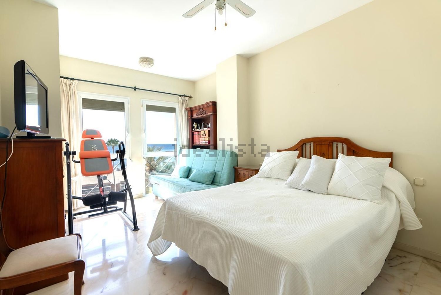 Piso en primera línea de playa en Estepona — Dormitorio