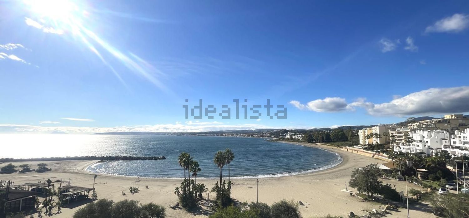 Piso en primera línea de playa en Estepona — Vista mar