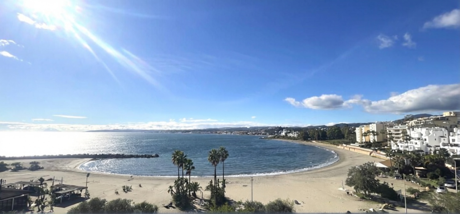 Beachfront flat in Estepona — Sea view
