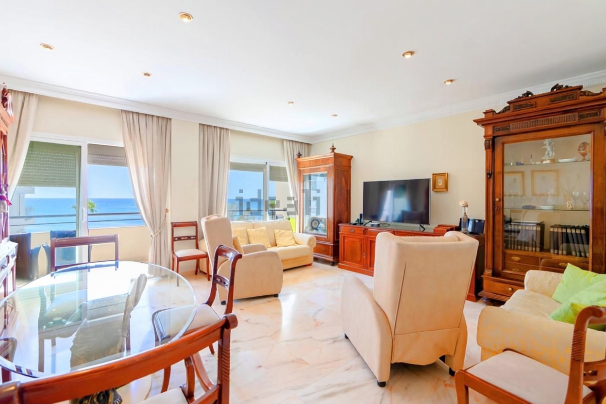 Beachfront flat in Estepona — Living room