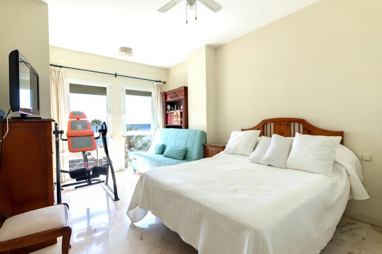 Beachfront flat in Estepona — Bedroom