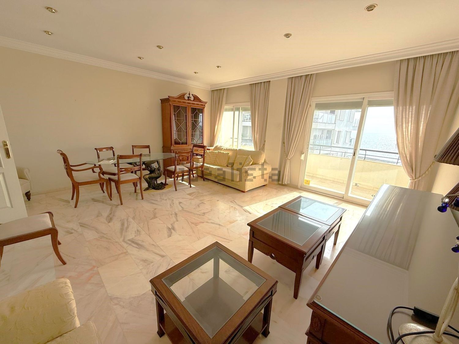 Wohnung in erste Strandlinie in Estepona — Wohnzimmer
