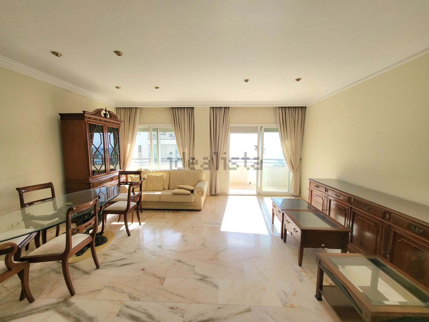 Apartamento em primeira linha de praia em Estepona — Sala