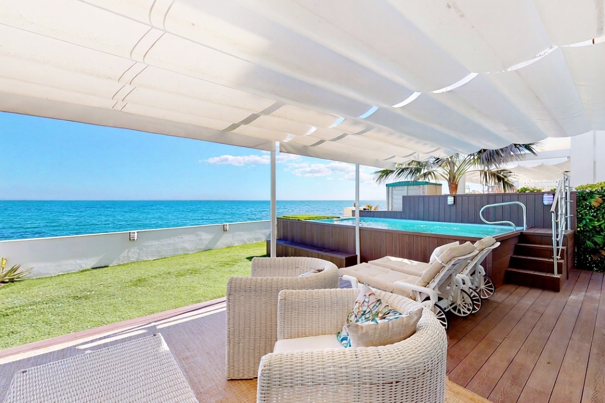 Beachfront duplex in Estepona — Living room