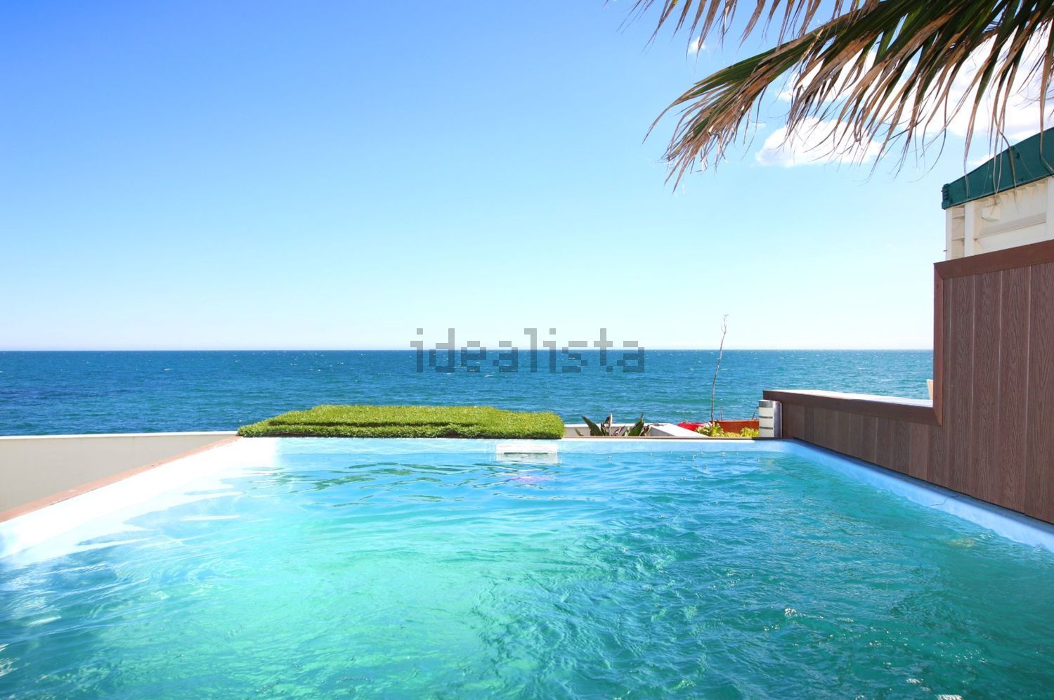 Duplex en première ligne de plage à Estepona — Vue mer