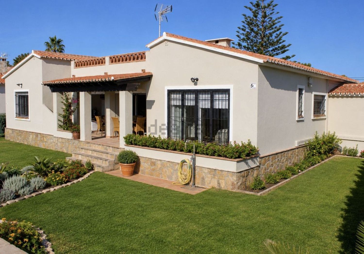 Chalet avec accès direct à la plage à Estepona — Façade
