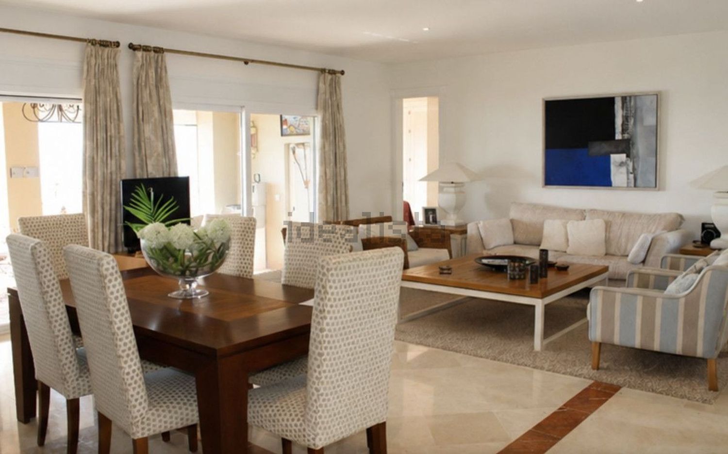 Chalet avec accès direct à la plage à Estepona — Séjour