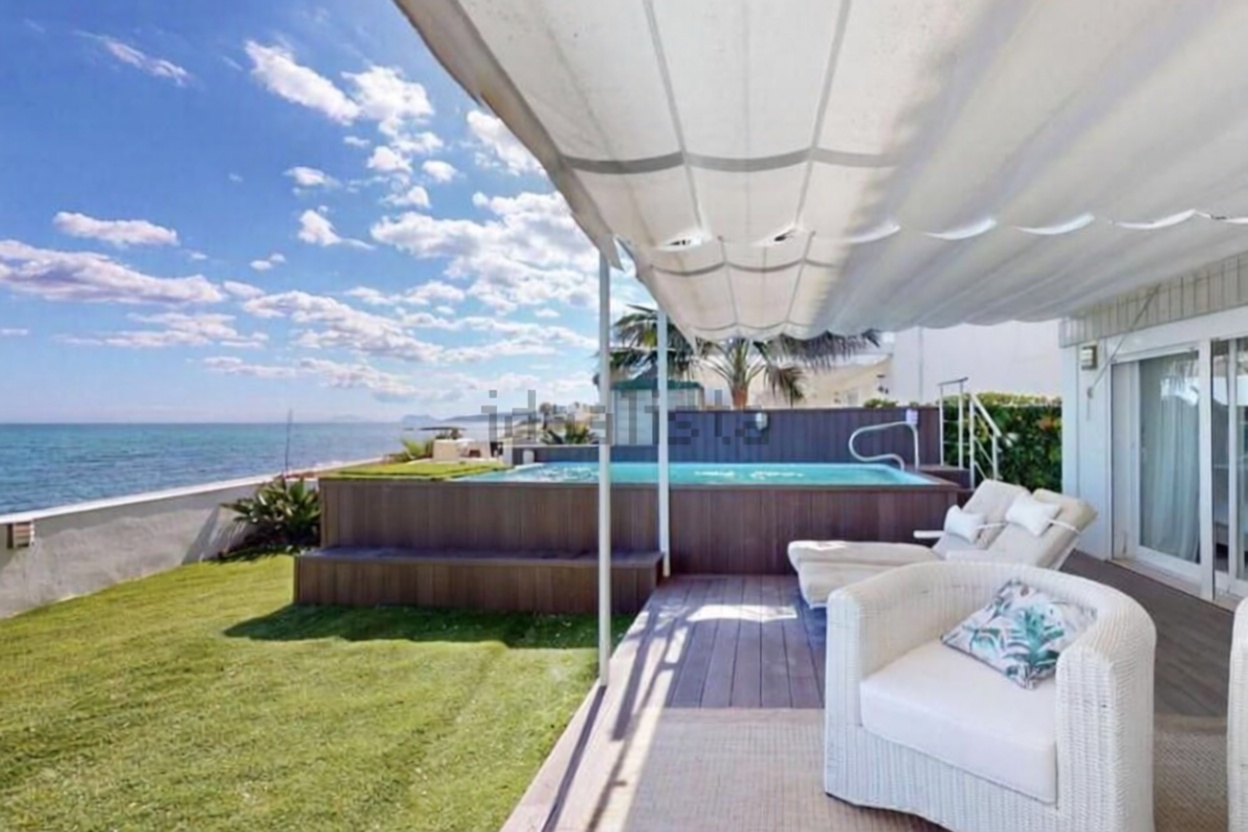 Beachfront duplex in Estepona — Sea terrace