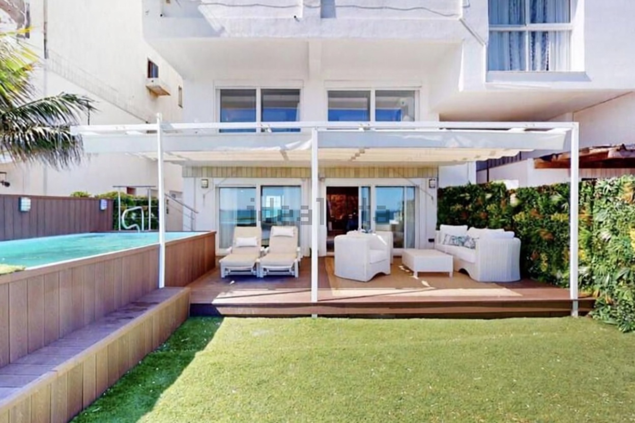 Beachfront duplex in Estepona — Living room