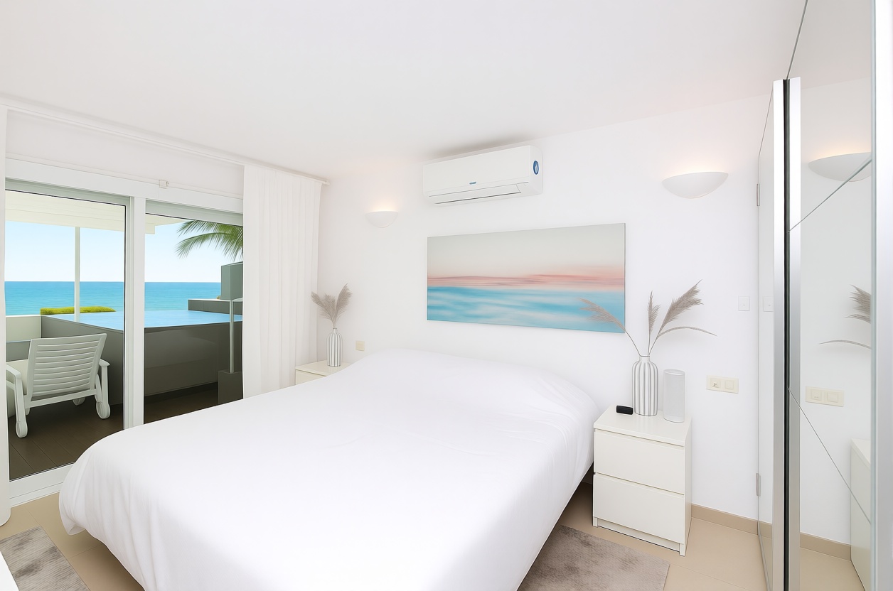 Beachfront duplex in Estepona — Bedroom
