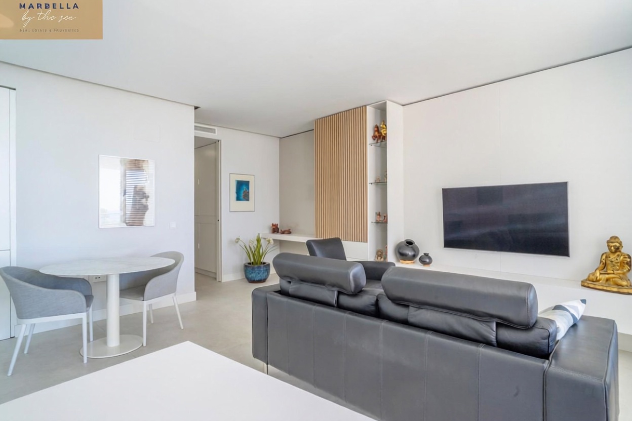 Beachfront flat in Estepona — Living room