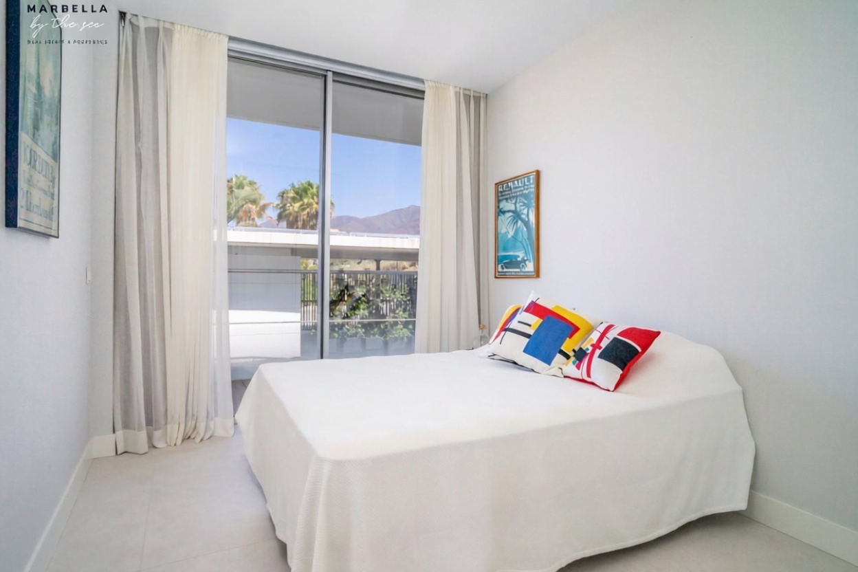 Beachfront flat in Estepona — Sea view