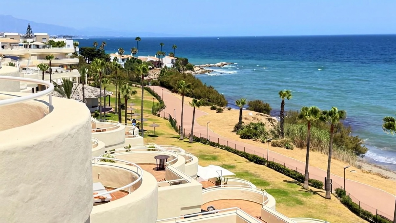 Seafront attic in Estepona — Sea view