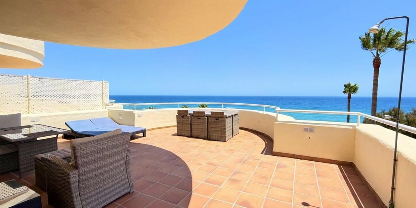 Appartement en attique en première ligne de mer à Estepona
