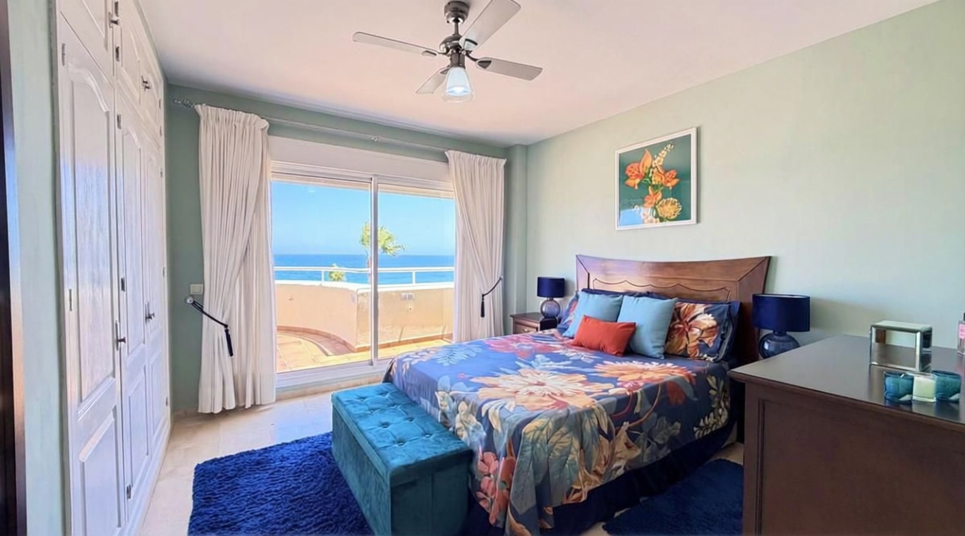 Seafront attic in Estepona — Bedroom