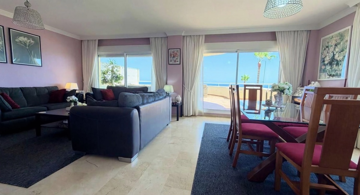 Seafront attic in Estepona — Living room